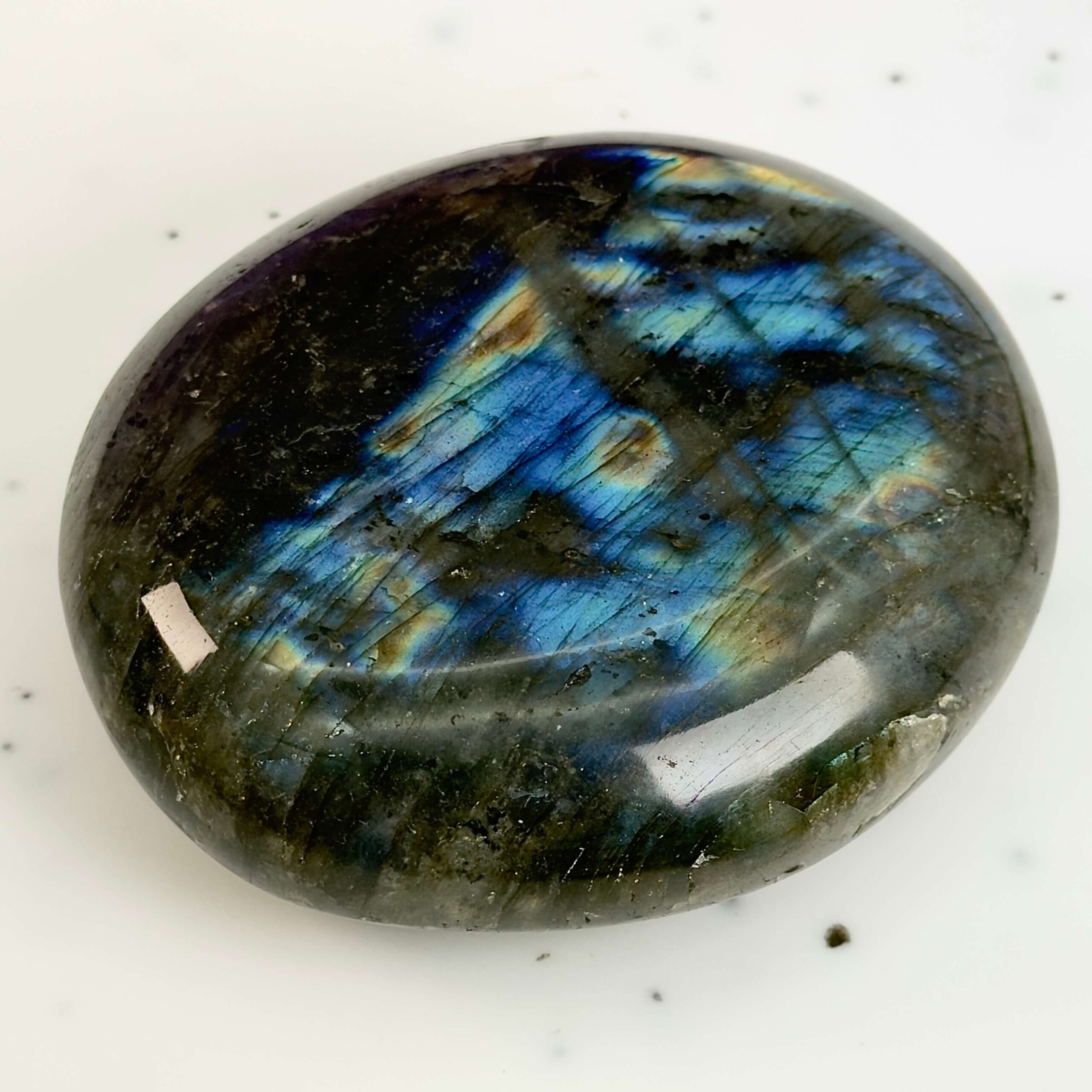 Labradorit Håndsten Krystal sten på hvid baggrund