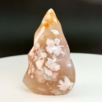 Agat Blomst Freeform Flamme krystal sten på hvid og sort baggrund