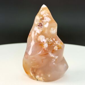 Agat Blomst Freeform Flamme krystal sten på hvid og sort baggrund