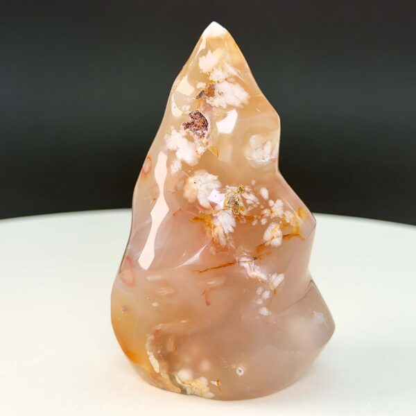 Agat Blomst Freeform Flamme krystal sten på hvid og sort baggrund