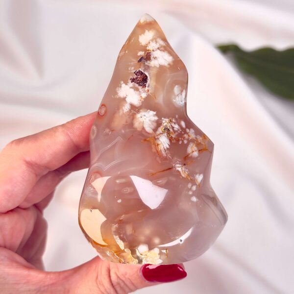 Agat Blomst Freeform Flamme krystal sten i hånd på hvid baggrund