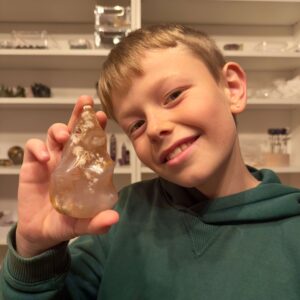 Agat Blomst Freeform Flamme krystal sten i hånd på dreng Markus