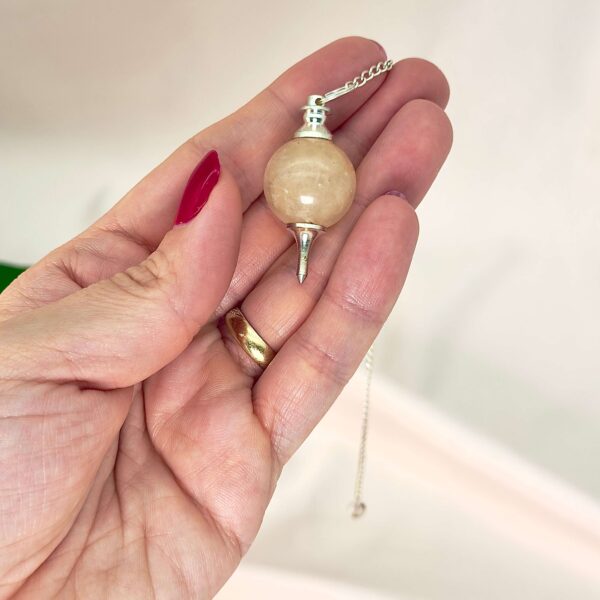 Agat Pendul Krystal Sten med kæde i hånd på hvid baggrund