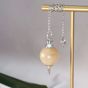 Agat Pendul Krystal Sten med kæde på stativ på hvid baggrund