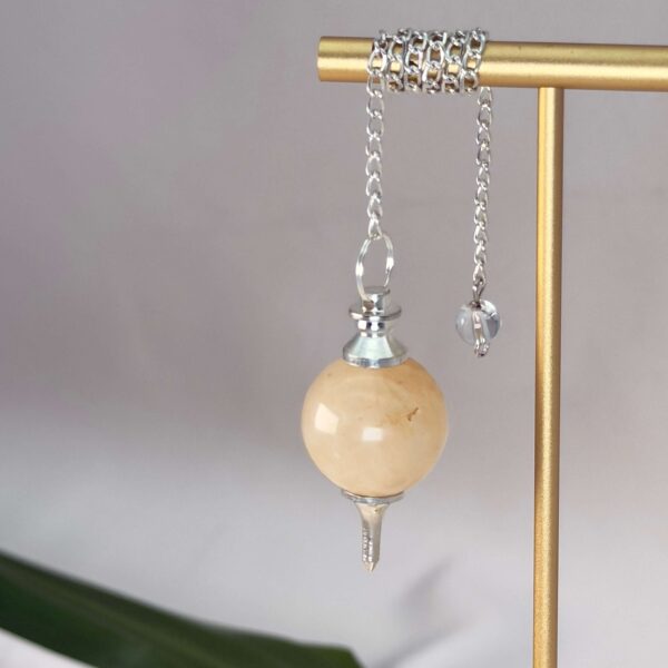 Agat Pendul Krystal Sten med kæde på stativ på hvid baggrund