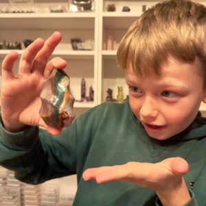 Jaspis Polychrom Freeform Flamme krystal sten i hånd på dreng Markus