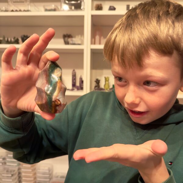 Jaspis Polychrom Freeform Flamme krystal sten i hånd på dreng Markus