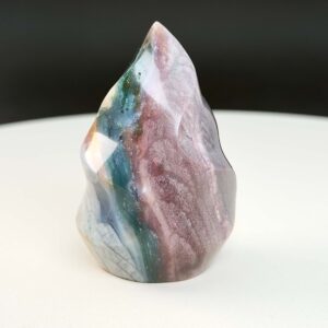 Jaspis Polychrom Freeform Flamme krystal sten på hvid og sort baggrund