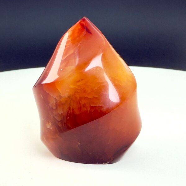 Karneol Freeform Flamme krystal sten på hvid og sort baggrund