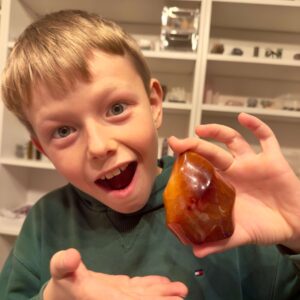 Karneol Freeform Flamme krystal sten i hånd på dreng Markus