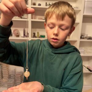 Agat Pendul Krystal Sten med kæde i hånd på dreng Markus