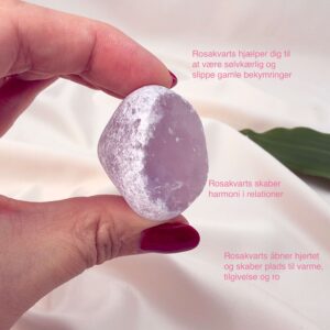 Rosakvarts Flodsten Freeform krystal sten med hånd på hvid baggrund med tags