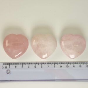 Rosakvarts Hjerte krystal sten med lineal på hvid baggrund