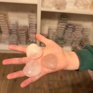 Rosakvarts Hjerte krystal sten på hånd Markus