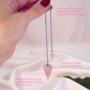 Rosakvarts pendul krystal sten i hånd på hvid baggrund med tags