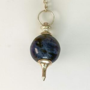 Sodalit Pendul Krystal Sten med kæde på hvid baggrund