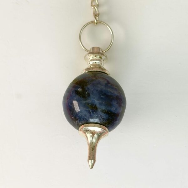 Sodalit Pendul Krystal Sten med kæde på hvid baggrund