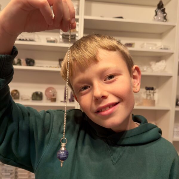 Sodalit Pendul Krystal Sten med kæde i hånd på dreng Markus