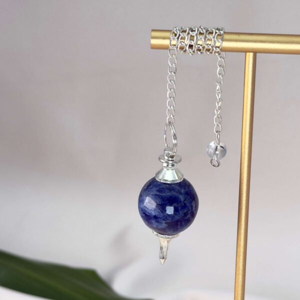 Sodalit Pendul Krystal Sten med kæde på stativ på hvid baggrund