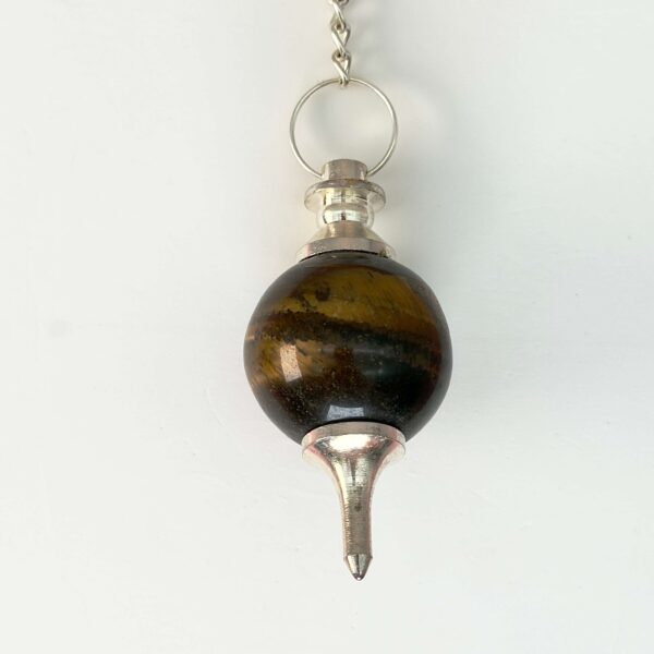 Tigerøje Pendul Krystal Sten med kæde på hvid baggrund