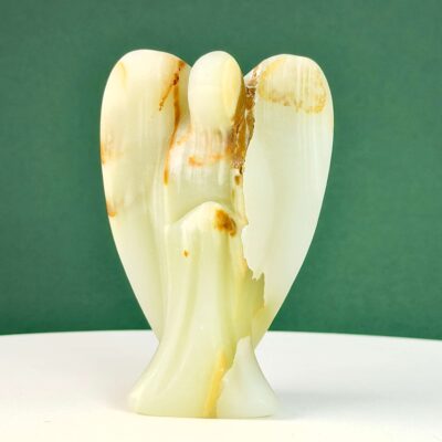 Pakistani Onyx Tårn krystal sten på hvid og grøn baggrund