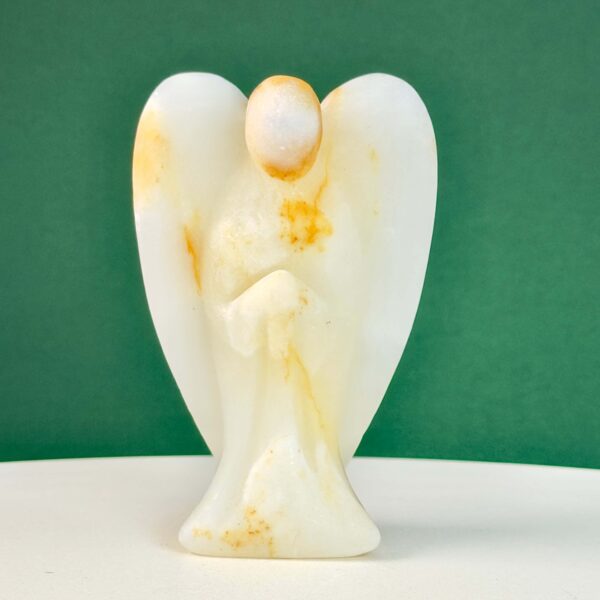 Pakistani Onyx Tårn krystal sten på hvid og grøn baggrund