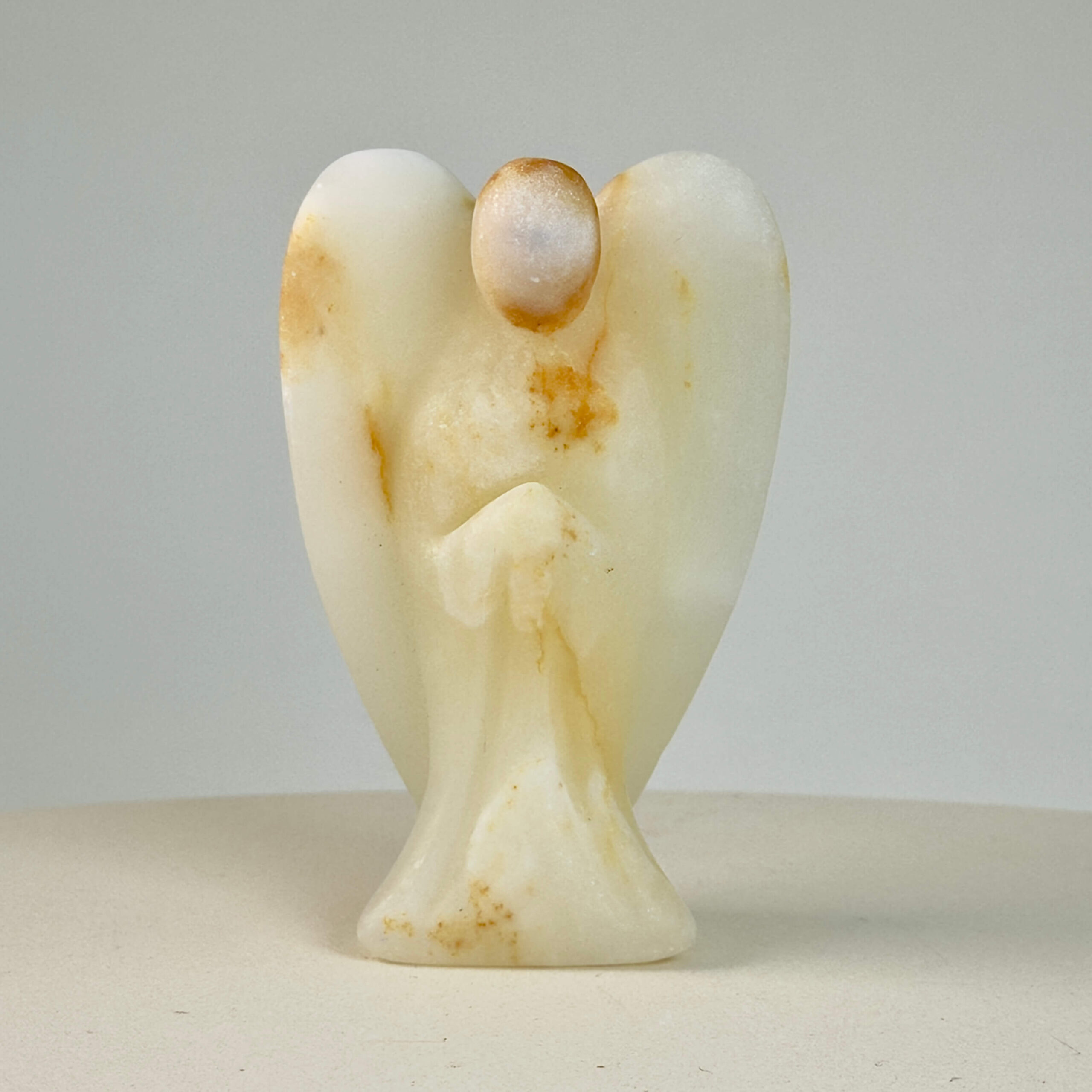 Pakistani Onyx Tårn krystal sten på hvid baggrund