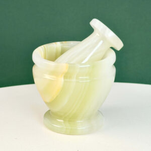 Grøn Onyx Morter krystal sten på hvid og grøn baggrund