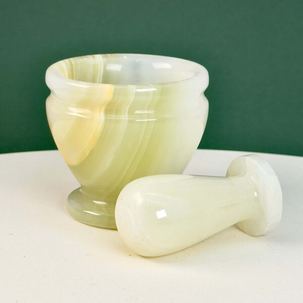 Pakistani Onyx Morter krystal sten på hvid og grøn baggrund