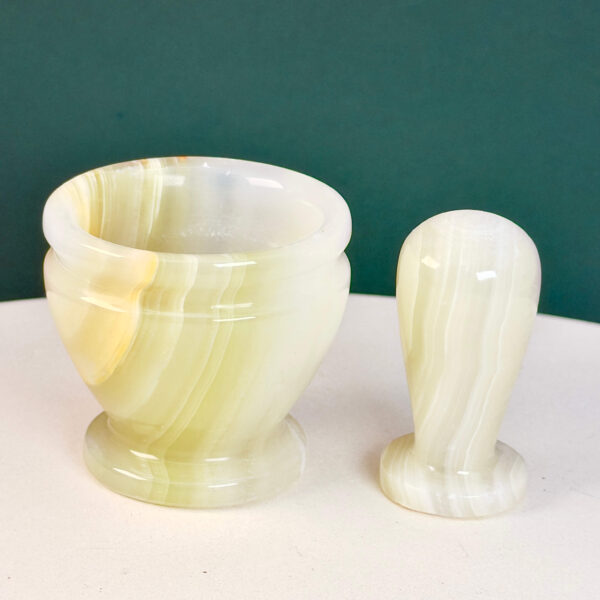 Pakistani Onyx Morter krystal sten på hvid og grøn baggrund