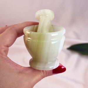 Pakistani Onyx Morter krystal sten i hånd på hvid baggrund