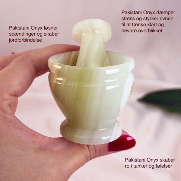 Pakistani Onyx Morter krystal sten i hånd på hvid baggrund med tags