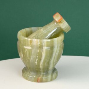 Pakistani Onyx Morter krystal sten på hvid og grøn baggrund