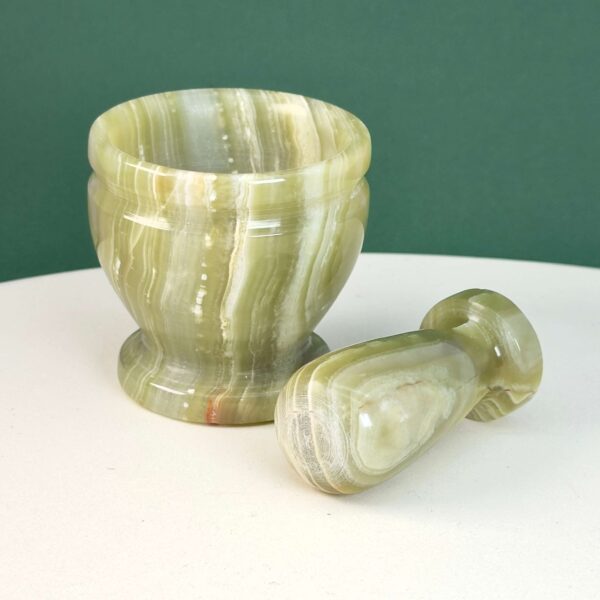 Pakistani Onyx Morter krystal sten på hvid og grøn baggrund