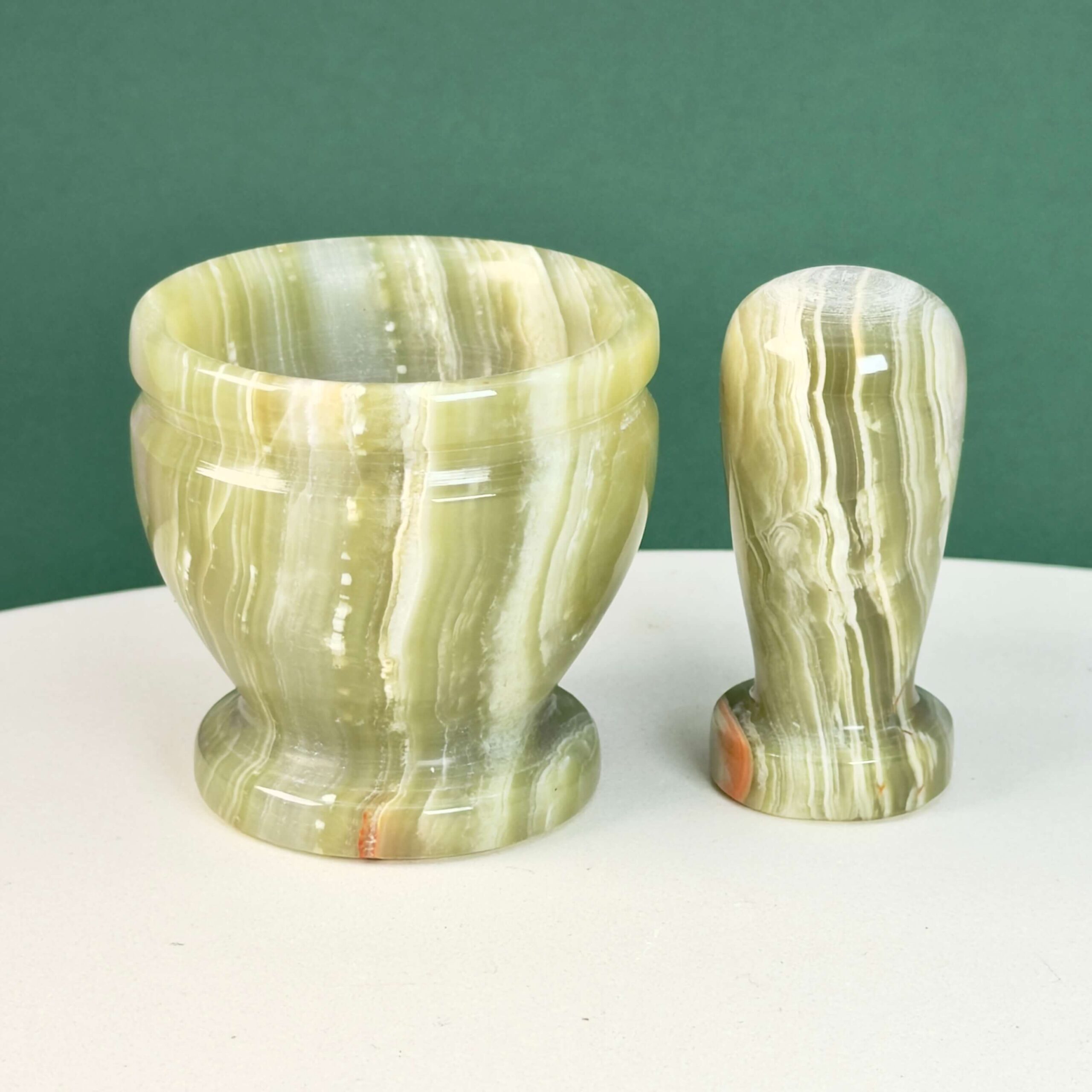 Pakistani Onyx Morter krystal sten på hvid og grøn baggrund