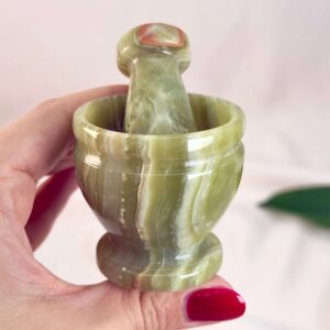 Pakistani Onyx Morter krystal sten i hånd på hvid baggrund