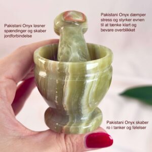 Pakistani Onyx Morter krystal sten i hånd på hvid baggrund med tags