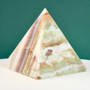 Grøn Onyx Premium Pyramide krystal sten på hvid og grøn baggrund