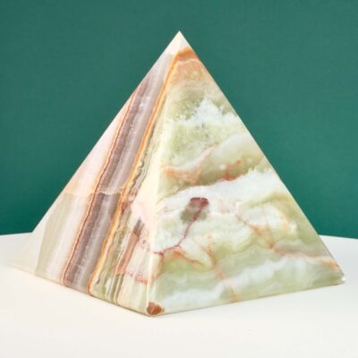 Grøn Onyx Premium Pyramide krystal sten på hvid og grøn baggrund