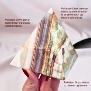 Pakistani Onyx Pyramide krystal sten i hånd på hvid baggrund med tags