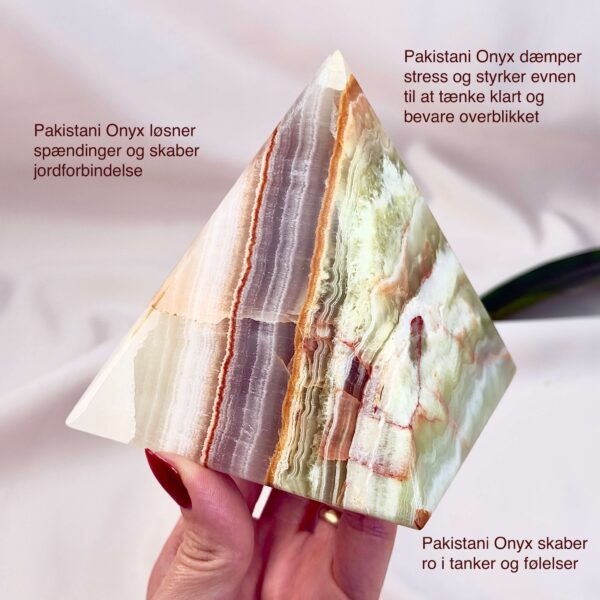 Pakistani Onyx Pyramide krystal sten i hånd på hvid baggrund med tags