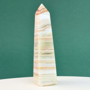 Grøn Onyx Premium Tårn krystal sten på hvid og grøn baggrund