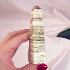 Pakistani Onyx Tårn krystal sten i hånd på hvid baggrund