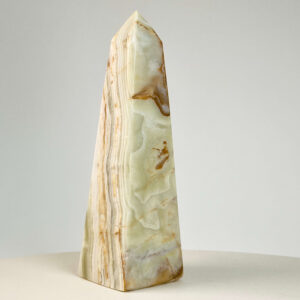 Grøn Onyx Premium Tårn krystal sten på hvid baggrund