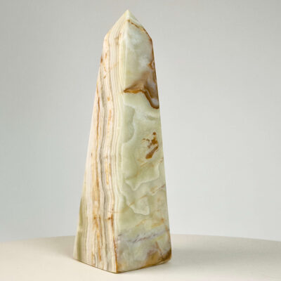 Grøn Onyx Premium Tårn krystal sten på hvid baggrund