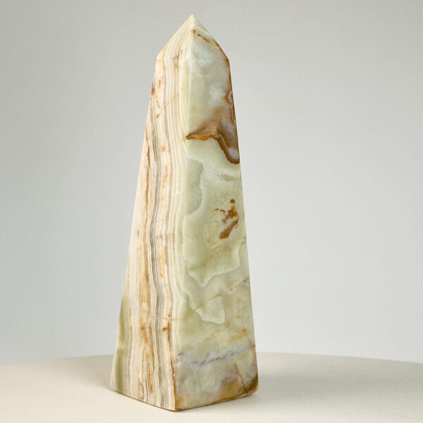 Grøn Onyx Premium Tårn krystal sten på hvid baggrund