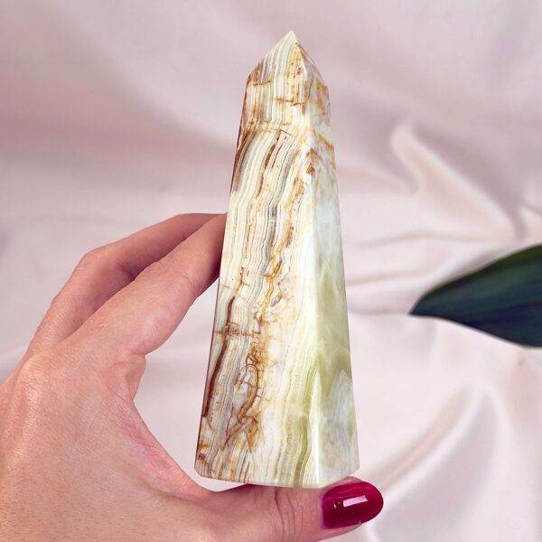 Pakistani Onyx Tårn krystal sten i hånd på hvid baggrund