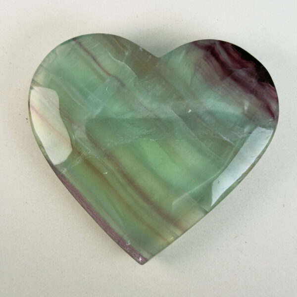 Fluorit Regnbue Hjerte Krystal Sten på hvid baggrund