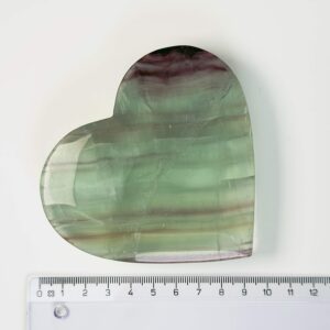 Fluorit Regnbue Hjerte Krystal Sten med lineal på hvid baggrund