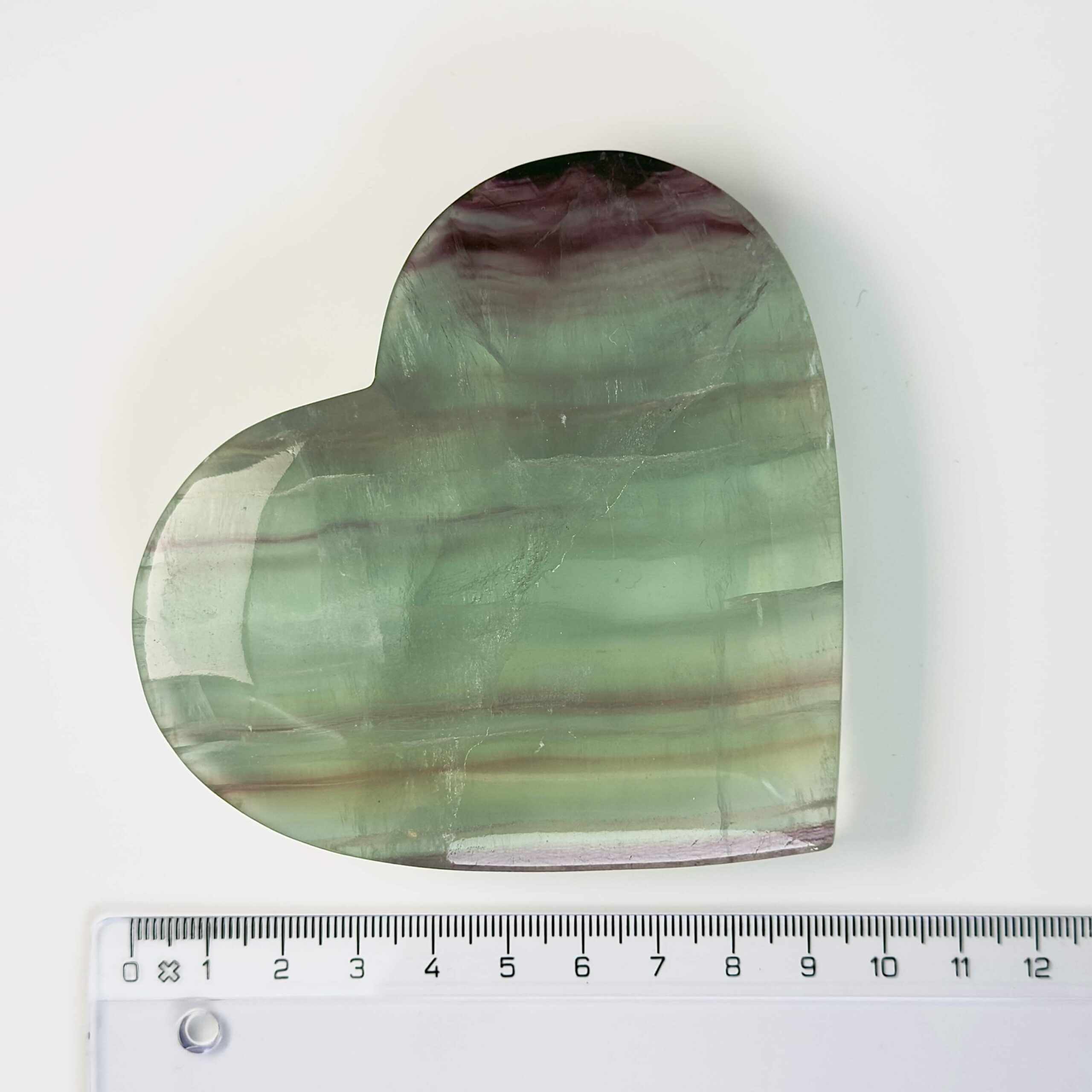 Fluorit Regnbue Hjerte Krystal Sten med lineal på hvid baggrund